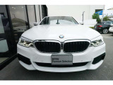 BMWの代名詞の【キドニーグリル】グリルが腎臓のように見えるので【キドニー】と呼ばれるようになりました。一目見ただけでBMWであると認識できる確固たるアイコンとして存在感を放ちます。