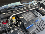 【STIタワーバー】お車の剛性を高めるタワーバーを装備。よりスムーズなコーナリング走行が可能となり、走りも楽しめます。