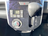 【オートエアコン】一度お好みの温度に設定すれば、車内の温度を検知し風量や温度を自動で調整。暑い…寒い…と何度もスイッチ操作をする必要はありません。快適な車内空間には必須の機能ですね♪