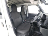 運転席シートです。座り心地を高めた座面構造となっておりますので、近場へのちょっとした移動やロングドライブ時など、どんな時でも快適なドライビングを楽しんでいただく事が可能です。