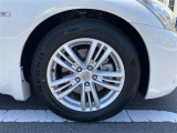 スポーティな印象を与えるホイールです。どこまでも走っていきたくなるようなデザインですね♪
