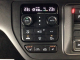 【左右独立オートエアコン】左右席で独立温度コントロールが可能です。運転席はキンキンに冷やして助手席はマイルドにと言った設定が可能です☆暑さ寒さでケンカすることもなくなりますね♪