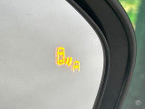 【ブラインドスポットモニター】走行中、ドアミラーの死角になりやすい箇所に後続車が接近するとサイドミラーのレンズに警告を表示!ドライバーに注意喚起をしてくれます。