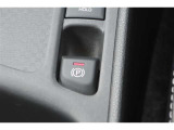 電動パーキングブレーキを搭載。スイッチ操作でパーキングブレーキを作動・解除することが可能ですので、操作の力が不要ですよ♪
