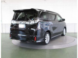 リヤサスペンションは、高級車の定番ダブルウィッシュボーンを採用。優れたコーナリングと乗り心地を実現。