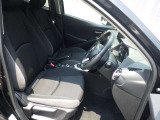 ドライバーの運転姿勢と快適性を追求したマツダのシートづくり。骨盤を安定させることで、ドライバーの自然な動きをサポートし、疲れにくいシートを実現しています。