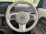 インテリアに合わせたデザインのステアリングは、運転される方のことも考え、運転しやすい形状、大きさです。是非一度、実際に触ってお確かめください。