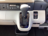 シフトはインパネシフト、パーキングブレーキは電子制御となっています。