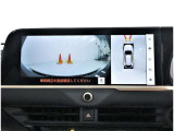 パノラミックビューモニター装備!車両に取り付けたフロント、サイド、バックカメラの映像を合成して画面上に表示させることで、低速時の運転を補助する装置です。車両本体の取扱書もお読みください。