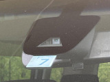 【エマージェンシーブレーキ】走行中に前方の車両等を認識し、衝突しそうな時は警報とブレーキで衝突回避と被害軽減をアシスト。より安全にドライブをお楽しみいただけます。