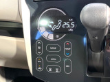【オートエアコン】一度お好みの温度に設定すれば、車内の温度を検知し風量や温度を自動で調整。暑い…寒い…と何度もスイッチ操作をする必要はありません。快適な車内空間には必須の機能ですね♪