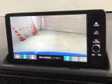 リバースギアに入れるだけで後方の表示へ切り替わります。夜間や雨の日の駐車も楽になりますよ。