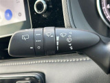 【オートワイパー(AUTO)】雨が降り出した時に、雨滴検出用センサー(レインセンサー)が雨滴を感知すると、自動でワイパーが動作します。