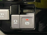 指先だけで簡単に操作が可能な電動パーキングブレーキを採用。「HOLD」スイッチを押すと、渋滞や信号待ちなどでブレーキペダルから足を離しても、ブレーキを保持するので安心です