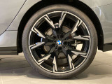 BMWの純正アロイホイールは軽量かつ強度にも優れているホイールで走行性能を引き上げる設計になっております。足元にもBMWは妥協がなくこだわっている個所になります。