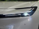 【LEDヘッドライト】悪天候や夜間走行時も良好な視界を確保し安心して運転できる高輝度LEDヘッドライトを装備!点灯速度が早く、消費電力も抑えられています。