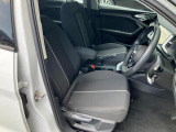 人間工学に基づいて設計されたシートは車のもっているドライビングフィールを存分にドライバーに伝えてくれるクオリティの高い仕上がりとなっています。