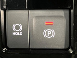 【電動パーキングブレーキ】パーキングブレーキは便利な電動式!ボタン一つで操作でき、アクセルを踏めば自動で解除されます♪レバーやペダルが無いので運転席廻りもすっきりしますね♪