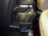 【小物侵入防止板】運転席左側に設置した着脱式ストッパーです。助手席を倒した時に、運転席側へ物が落ちるのを防ぎます!