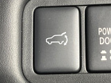 【パワーバックドア】スマートキーや運転席のボタンを押すだけでリアゲートが自動で開閉します!荷物を持っている時や、高い位置にあるバックドアを閉める際に便利な機能です♪