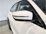 BMWのミラーは車種によって異なりますがレーンチェンジウォーニングが装備されております。詳しくは当店スタッフまでお問い合わせくださいませ。