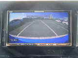 バックカメラ付き♪車庫入れ、バックでの駐車時に後方が見える事での安心感は大きいです☆一度装備したら外せなくなるアイテムです♪