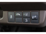 Honda SENSING!衝突軽減ブレーキ〈CMBS〉●誤発進抑制機能●路外逸脱抑制機能でドライバーをアシスト!パーキングセンサーシステムでさらにドライバーにアシストします。