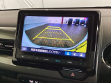 リバースギアに入れるだけで後方の表示へ切り替わります。夜間や雨の日の駐車も楽になりますよ。