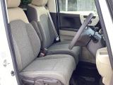 フロントは広々セパレートシート、運転席は、高さを調整できるハイトアジャスター付きです。