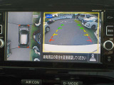 空から見下ろすような視点で、スムーズな駐車と安全確認をサポートする「アラウンドビューモニター」付です。