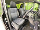 運転席まわりには十分なスペースがあり、大柄な方でもゆったり運転していただける環境です。
