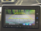 【バックカメラ】駐車時に後方がリアルタイム映像で確認できます。大型商業施設や立体駐車場での駐車時や、夜間のバック時に大活躍!運転スキルに関わらず、今や必須となった装備のひとつです!