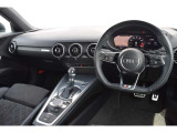 Audiのインテリアはエクステリア同様、優れたデザイン性とクオリティ、そして機能性を兼ね備えております。