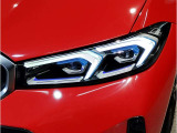 【LEDヘッドライト】先進のLEDテクノロジーを採用。放射される白色光の周波特性は太陽光に近く、バイキセノン・ヘッドライトを上回るコントラストで更に明るく輝きます!