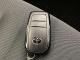 ドアの開閉時、両手が荷物で塞がっている時はキーレスでのカギの解除が大変ですよね。スマートキーはポケットやバッグに入れておけば、ノブに触れただけでロックの解除が可能です。とても便利な機能です。