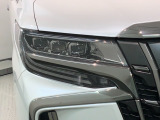 LEDヘッドライトは、点灯の瞬間から最大光量を発揮し、突然暗くなるトンネルなどでの安定感を高めます。