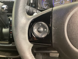 ステアリングにオーディオ操作スイッチが付いています。オーディオ画面に直接タッチしなくても操作が出来ますので、運転に集中できます。