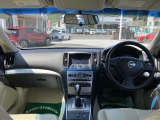 高いホールド性で運転姿勢が安定します。長距離ドライブでも疲れにくいのが魅力です。快適なドライビングライフをお送りください♪