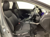 広い足元にゆったり座れるシートには肘掛けも装備しており長距離の運転でも疲れにくくなってます。女性でも運転がしやすいように、シートの高さ調整機能(シートリフター)がついています。