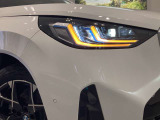 BMWの伝統の丸目4灯ヘッドライトでございます。LEDライトで視認性もよく明るく安全性の向上につながります。