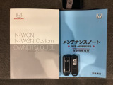 スマートキーは鍵をバッグに入れたままでもドアロックの開閉やエンジンのON・OFFができます。夜間や雨の日も鍵を探さなくて良いので便利です。