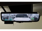 電子インナーミラーです。バックドア内側にカメラを取付けてインナーミラーに後方映像を表示。例えば、後席に大柄の方が座っていても後方確認が難なく出来ます。モニターモードとミラーモードは切替え可能です。