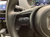 ステアリングにオーディオ操作スイッチが付いています。オーディオ画面に直接タッチしなくても操作が出来ますので、運転に集中できます。