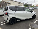 シートを外して室内をすみずみまで洗浄&消臭。ボディやタイヤはもちろん、エンジンルームまで洗浄しています。