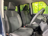 運転席まわりには十分なスペースがあり、大柄な方でもゆったり運転していただける環境です。