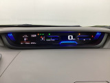中央にデジタル表示のスピードメーターを配したハイブリット専用メーターになっています。左側のインフォメーション画面で燃費などの情報を確認できます。