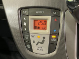 【オートエアコン】一度お好みの温度に設定すれば、車内の温度を検知し風量や温度を自動で調整。暑い…寒い…と何度もスイッチ操作をする必要はありません。快適な車内空間には必須の機能ですね♪