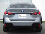 逆L字型の特徴的なテールランプが、後のドライバーへBMWを印象付けます。