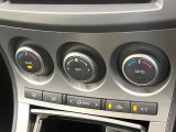 【オートエアコン】一度お好みの温度に設定すれば、車内の温度を検知し風量や温度を自動で調整。暑い…寒い…と何度もスイッチ操作をする必要はありません。快適な車内空間には必須の機能ですね♪