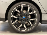 BMWの純正アロイホイールは軽量かつ強度にも優れているホイールで走行性能を引き上げる設計になっております。足元にもBMWは妥協がなくこだわっている個所になります。